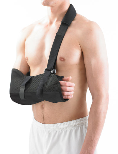 Man wearing the Neo G Easy-Fit Arm Sling