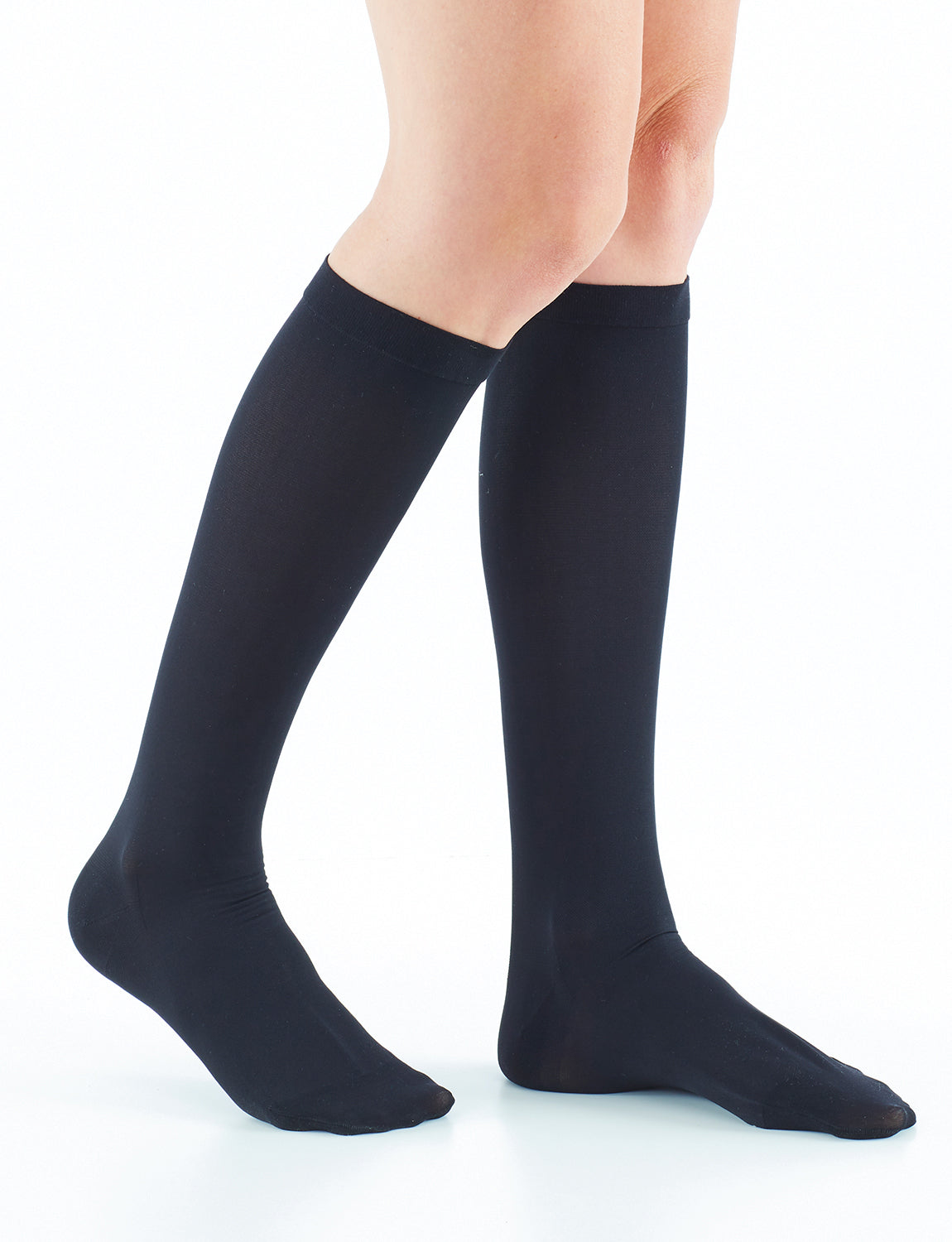 8 Highly Recommended Compression Socks for Long Flights, According to  Frequent Travelers